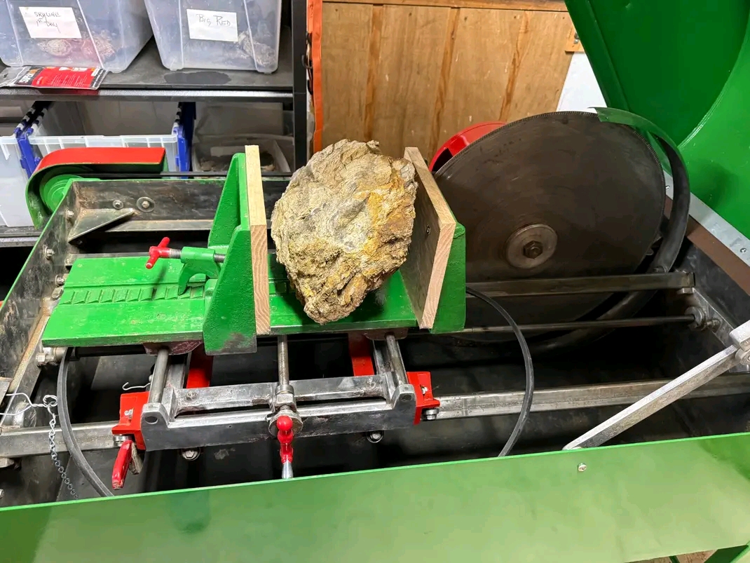 24 inch slab saw with HP Precision Blade, powerfeed, cross-feed vise and 1.5 HP 110V motor - Image 7